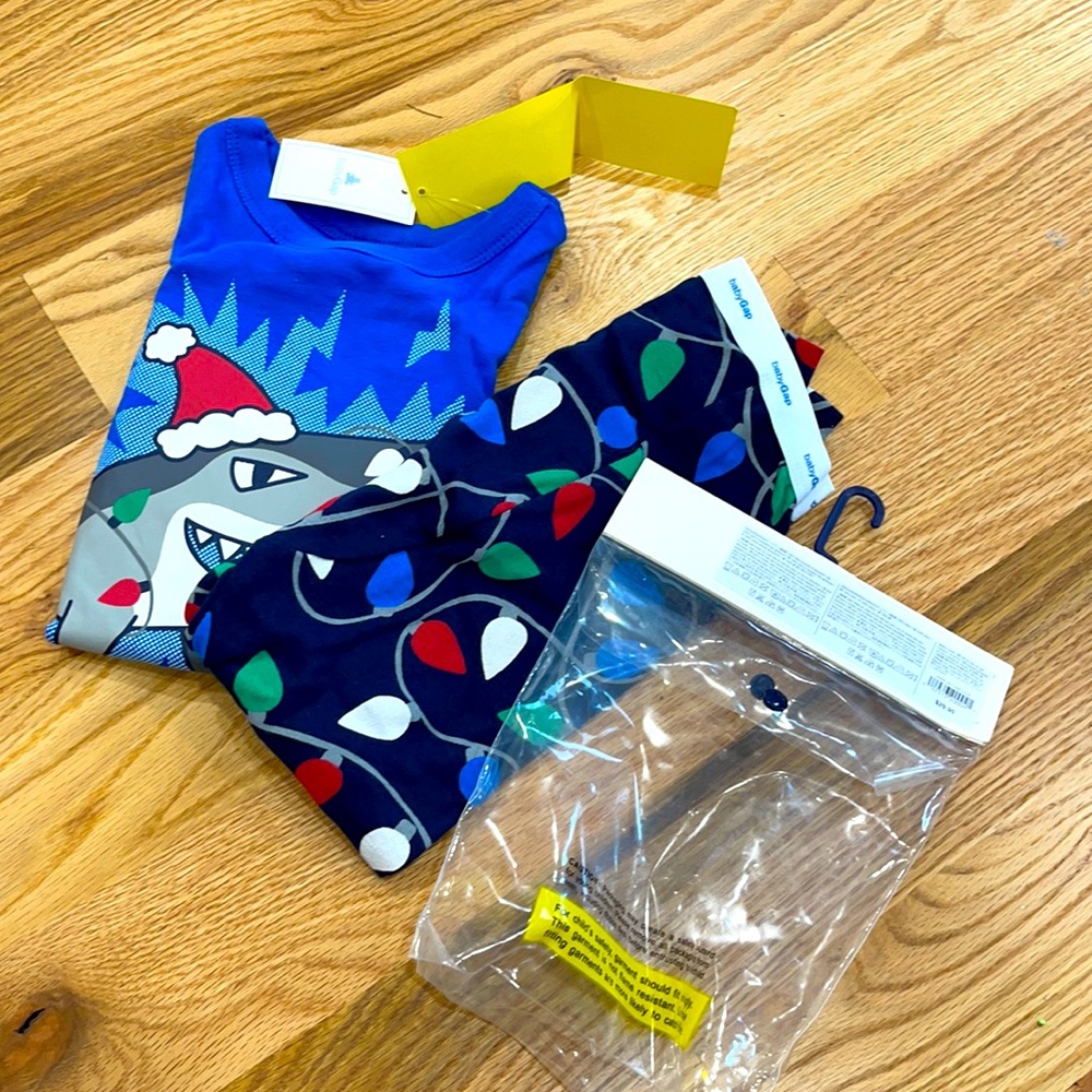 Gap NEW Christmas pajamas holiday shark 2T